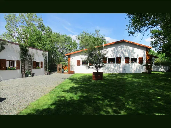 Belle maison plain pied avec grand garage.