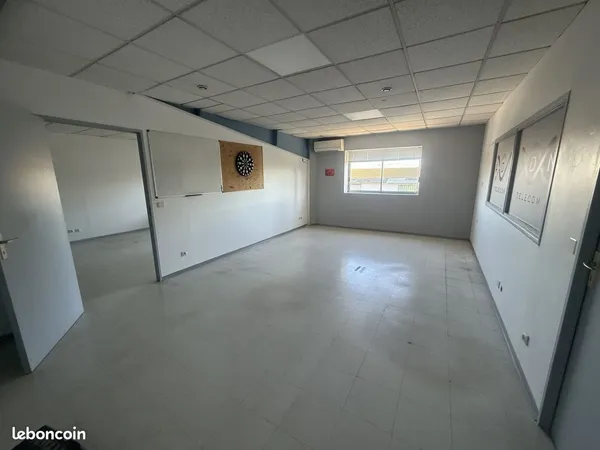 Bureau et espace de travail Location Le Muy 2p 58m² 638€