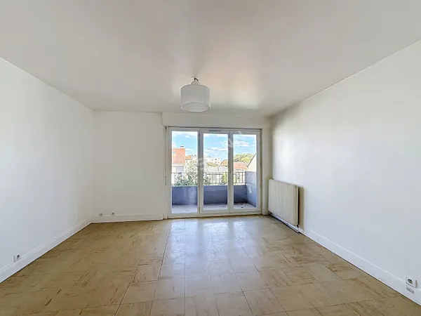 MONTREUIL, RUE PAVILLONNAIRE PROCHE DU PARC MONTREAU, APPARTEMENT 3 PIECES TRAVERSANT AVEC BALCON ET