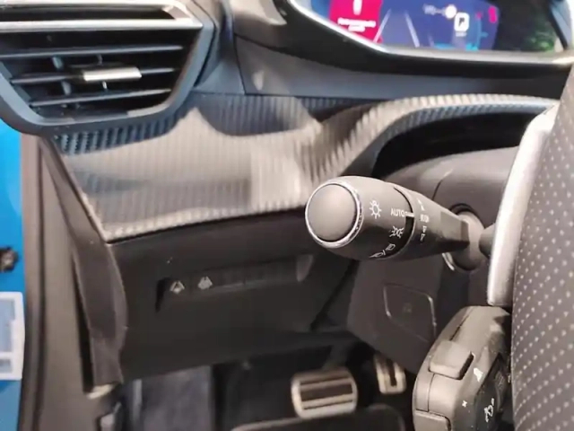 Peugeot 2008 puretech 155 s&amp;s eat8 gt pack — photo 17