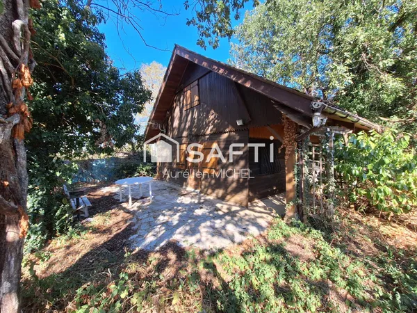 Chalet à rénover ou terrain pour votre futur projet de construction après démolition