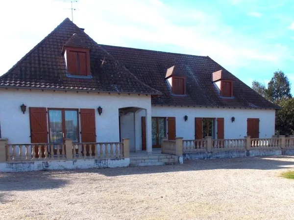 Au coeur de la Sologne bourbonnaise, belle propriété dans un environnement calme et verdoyant, décou