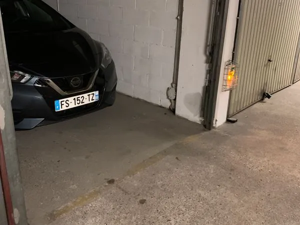 Box avec borne de recharge - résidence sécurisée