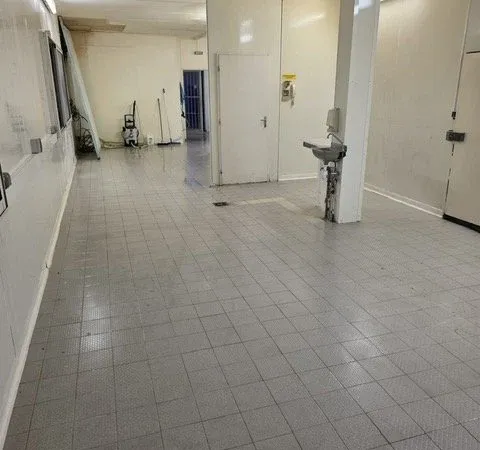 Local 1 pièce 155 m²