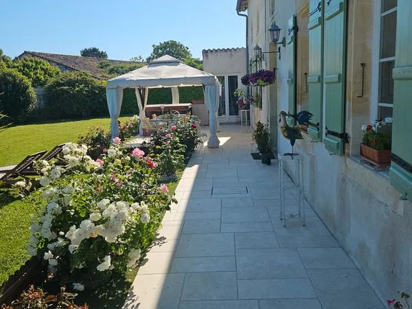 à vendre - belle longère en pierre rénovée avec grand parc