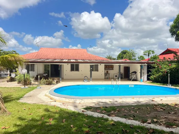 VILLA T5 AVEC PISCINE PROCHE DE TOUTES LES COMMODITÉS