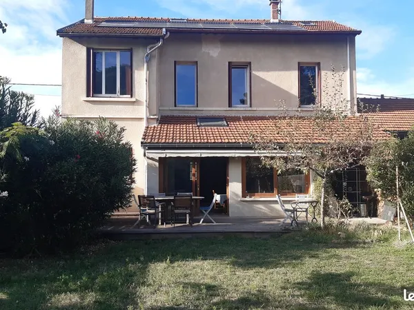 Maison de rue atypique