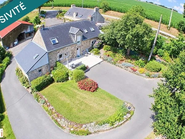 ENSEMBLE IMMOBILIER COMPRENANT 2 GITES ET UNE RESIDENCE PRINCIPALE SUR UN TERRAIN D'ENVIRON 41420 M2