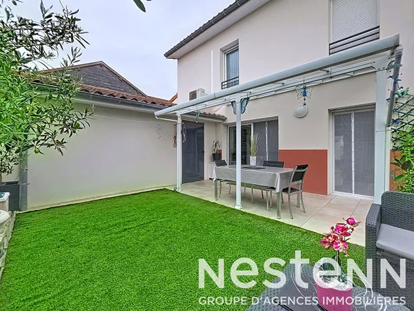 SAINT LAURENT DE MURE Centre Mairie - TYPE 6 duplex récent de 120 m² comprenant 2 extérieurs 2 garag