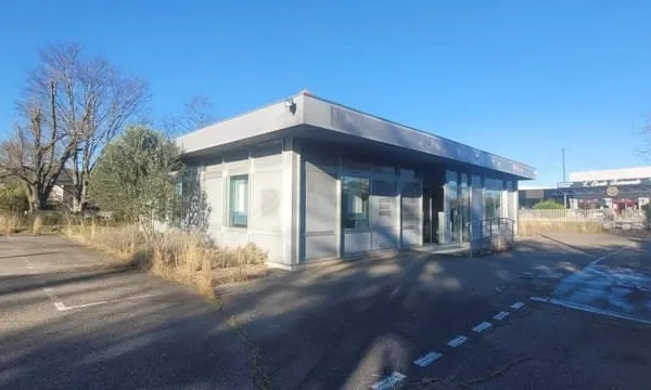 LOCAL COMMERCIAL 142 m² AVEC PARKING