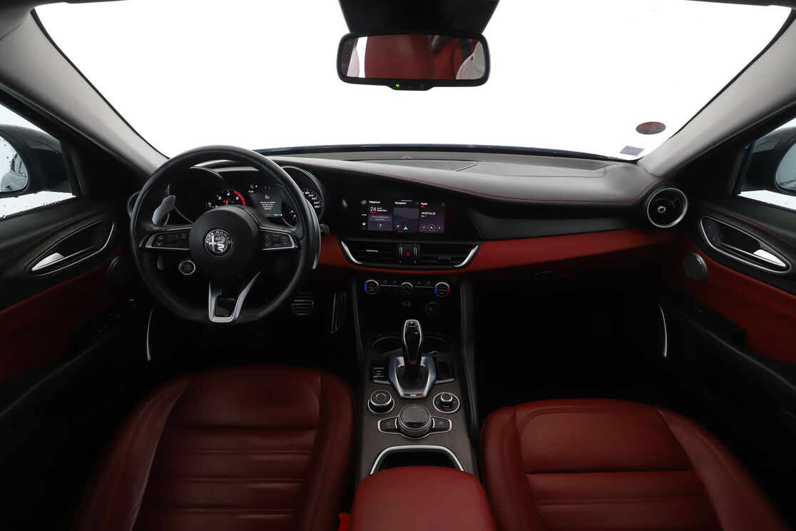Alfa Romeo Giulia 2.2 Super AT8 — photo 11