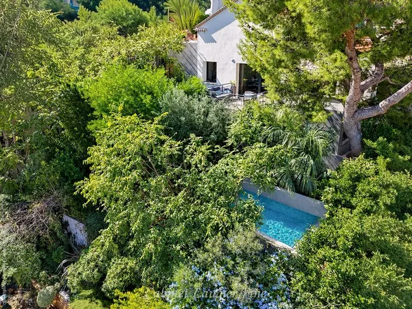 Roucas Blanc -- Une maison familiale avec piscine, face à Not