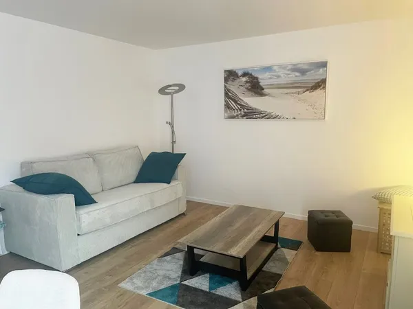 LOCATION A L'ANNEE - STUDIO MEUBLEE