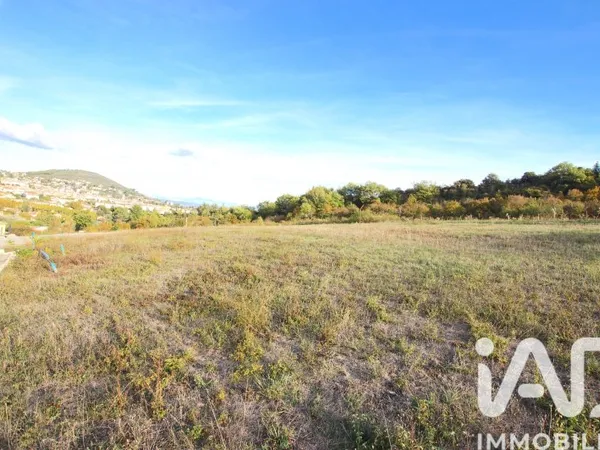 Terrain 681 m²