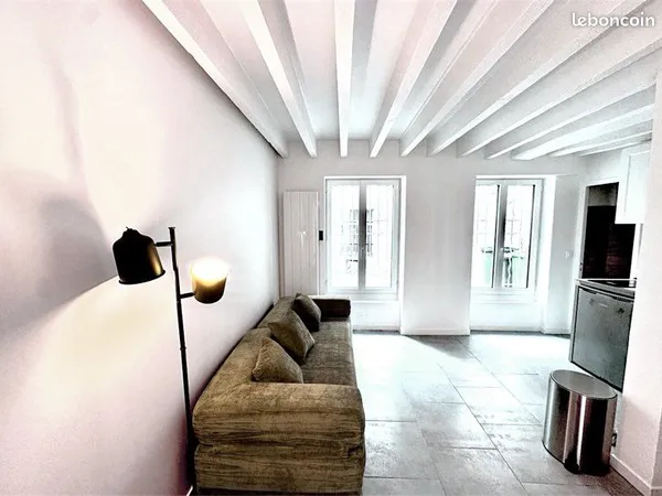 Bien lire : RARE Studio Paris 24m2 avec cour privative Rez de chaussée 20 mètres de la place des Vos