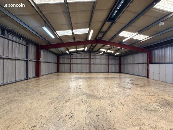 Local d'activité 450m2 environ avec cours extérieur