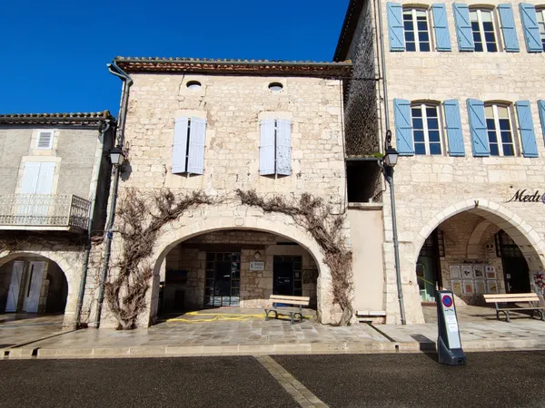 Idéal investisseur, maison de village en pierre en plein coe