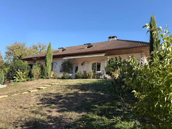 Un cadre verdoyant et privilégié, à seulement 5 minutes de Lons-le-Saunier