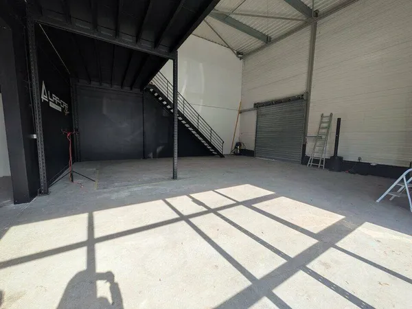 Local d'activité 281 m²