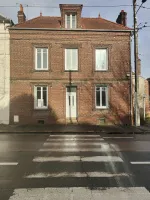 MAISON DE CHARME RENOVEE DE 160 M2 HABITABLE AVEC GARAGE ET JARDIN SUR UN TERRAIN CLOS DE 270 M2 AU 