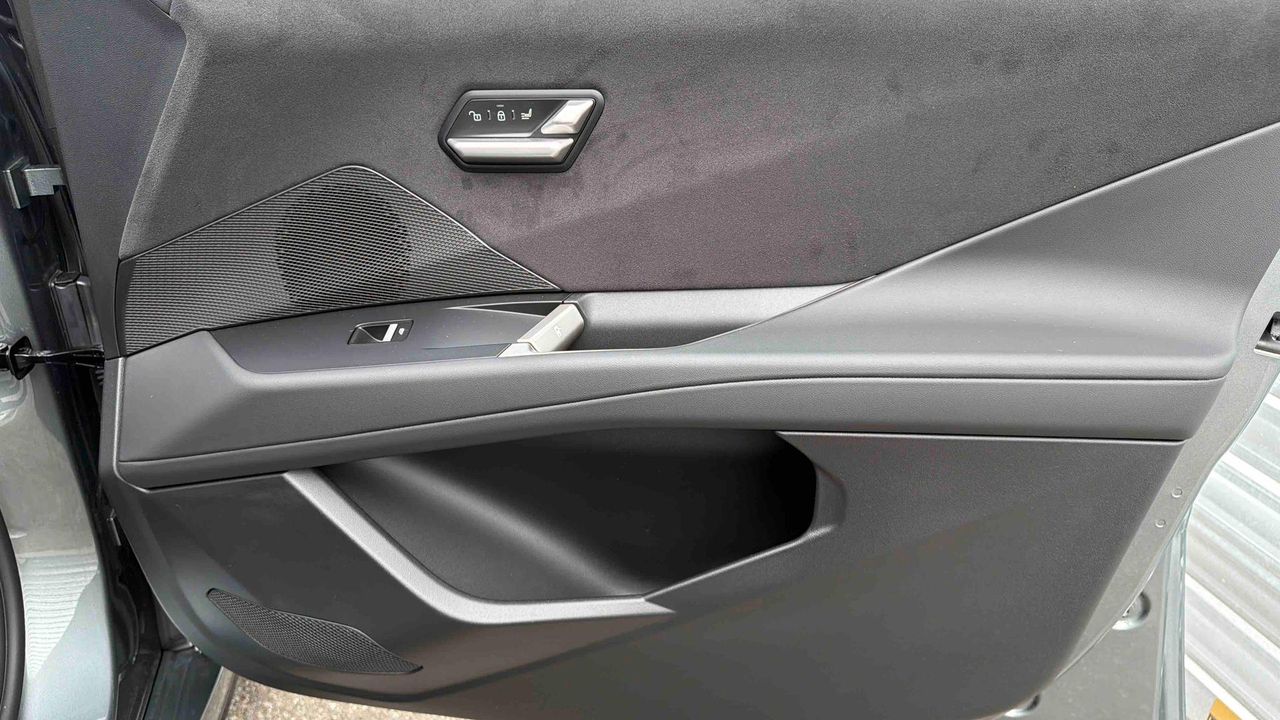 BMW iX3 50 xDrive — photo 33