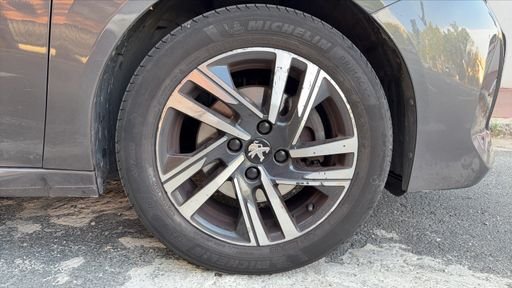 Peugeot 208 1.2 PureTech 100 - Allure – 2022 – 90069 km – Essence – Boîte Manuelle — photo 12