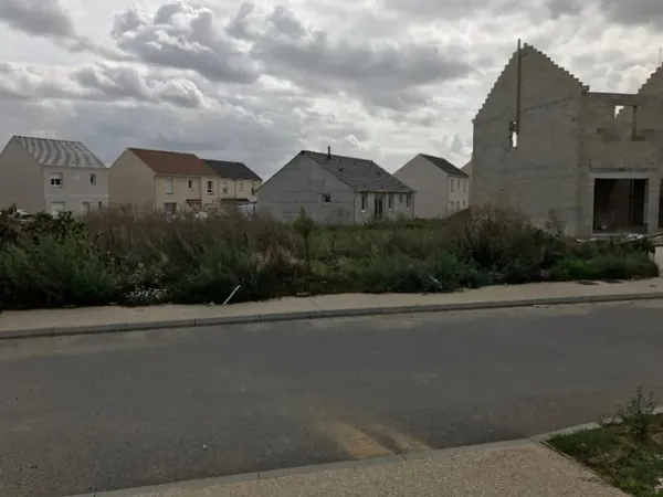 Terrain 608 m²