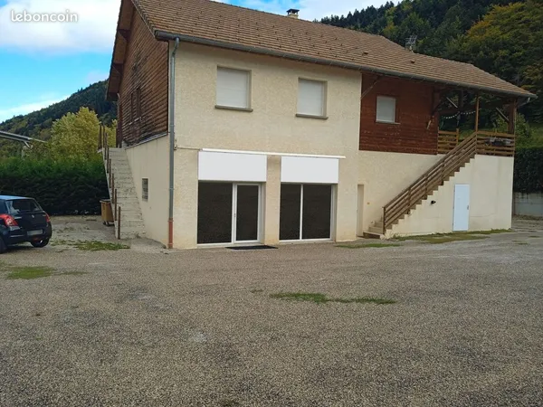 VENTE BÂTIMENT avec LOCAL 160 m² + APPARTEMENT 115 M² + PARKINGS 1250 M²