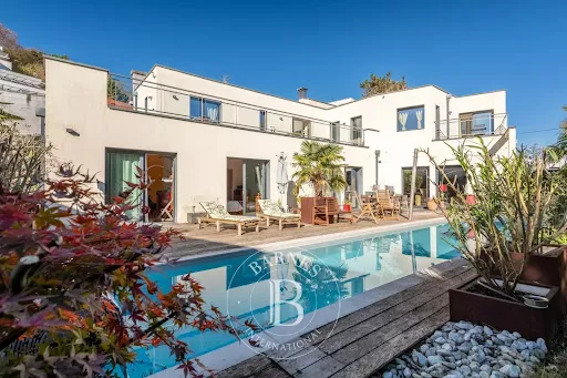 Maison 8 pièces 274 m²