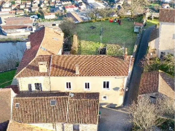 Maison avec situation exceptionnelle, jardin, garage et dépendance