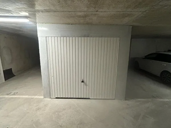 Rare - Grand box fermé double 23 m² - Aux portes de Paris (Les Lilas)