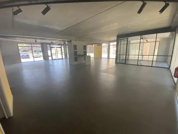 Local 3 pièces 204 m²