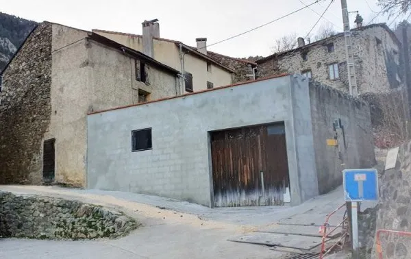 Vente d'une maison ancienne avec un grand garage
