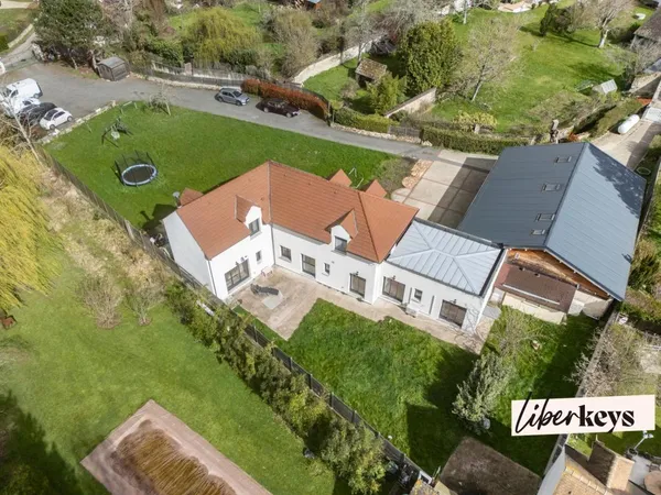 Vends maison récente - 335 m² - 13 pièces, 12 chambres - Saint-Léger-en-Yvelines 78610