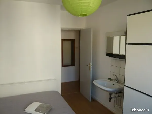 Esplanade, superbe chambre neuve pour étudiant(e) sérieuse à louer de suite uniquement