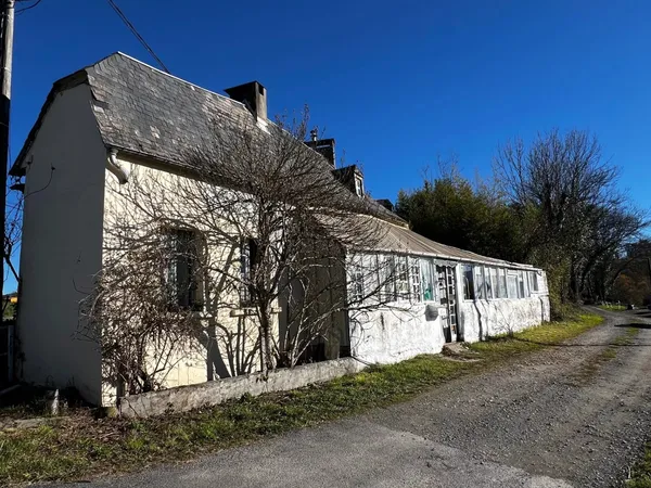 Maison bigourdane face aux Pyrénées