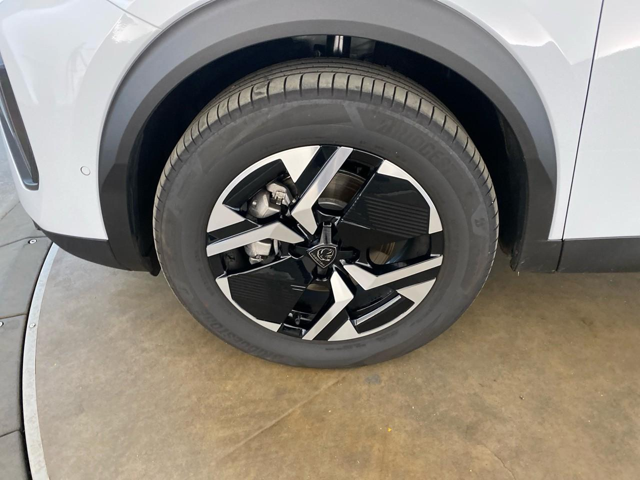 Peugeot 2008 hybrid 145 ch e-dcs6 allure — photo 11