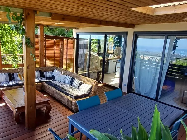 Bas de maison meublée - Vue mer, grande terrasse et jardin privatif