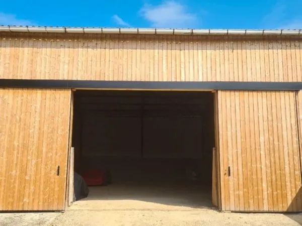 Emplacement couvert 5 x 2,40 m - voiture / utilitaire / remorque