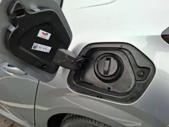 Peugeot 208 hybrid 110 ch e-dcs6 — photo 25