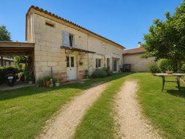 Authentique maison en pierre de 153 m² au fort potentiel à Beauronne