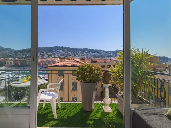 Nice Le PORT Studio 25M2 Meublé à louer Balcon Vue mer