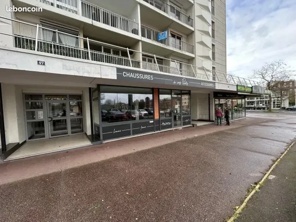 Local commercial 102 m² rénové - grand-quevilly - parking / métro / commerces