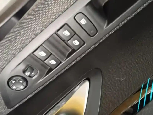 Peugeot 208 1.2 puretech 100ch s&amp;s style — photo 13