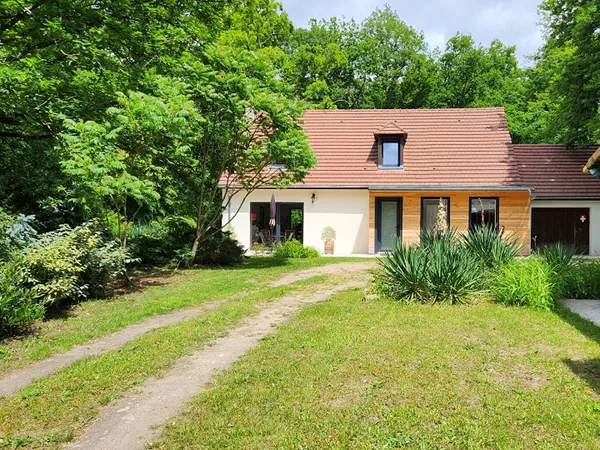 MAISON DANS LE DOMAINE DU LYS