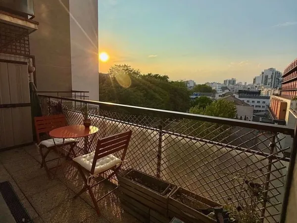 Studio rénové avec balcon et vue dégagée