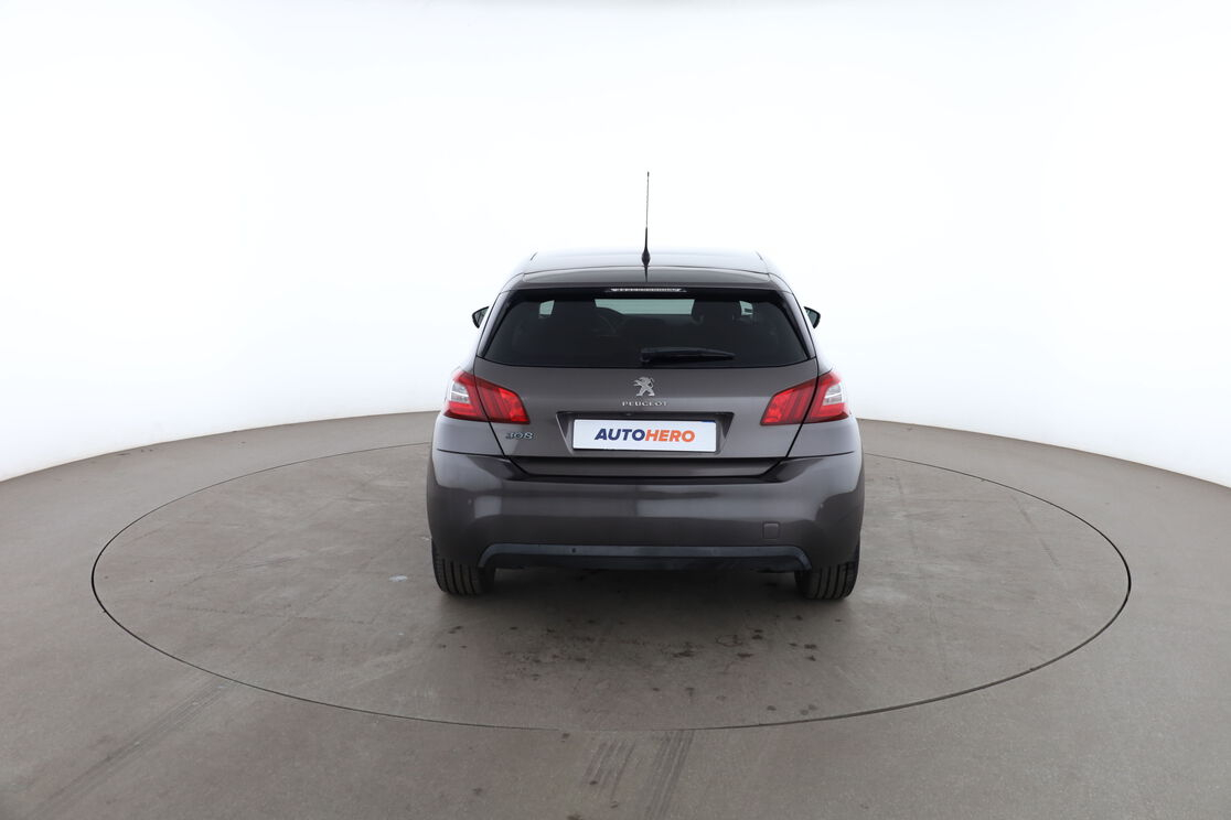 Peugeot 308 1.2 PureTech Allure EAT6 — photo 4