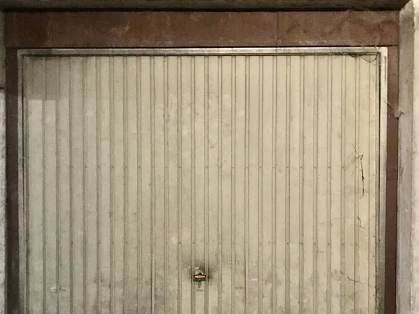 Garage fermé 32m2 Pissevin - 150