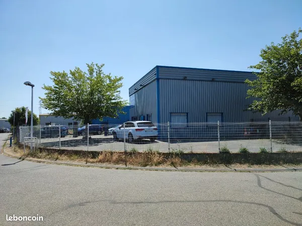 Local commercial d'activité 270m² sur terrain individuel clôturé La Salvetat