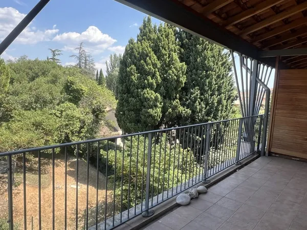 Appartement Lumineux En Dernier Étage Avec Ascenseur Et Terrasse !